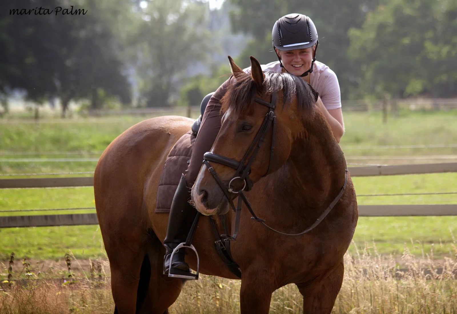 Trudy op de boerderij tussen de dieren