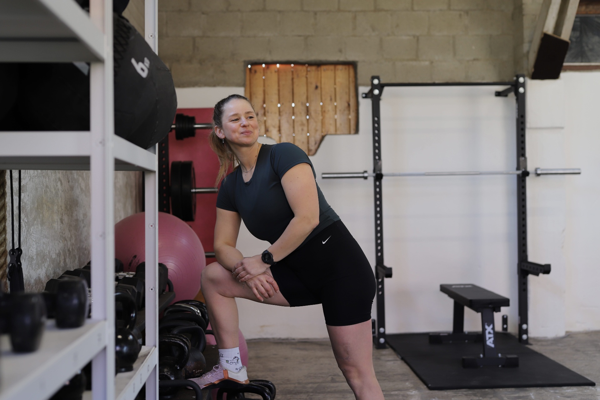 Trudy lachend in de gym op de boerderij