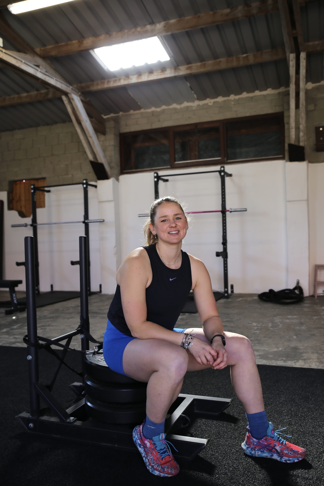 Trudy zittend in de gym — rustmoment tussen twee sets