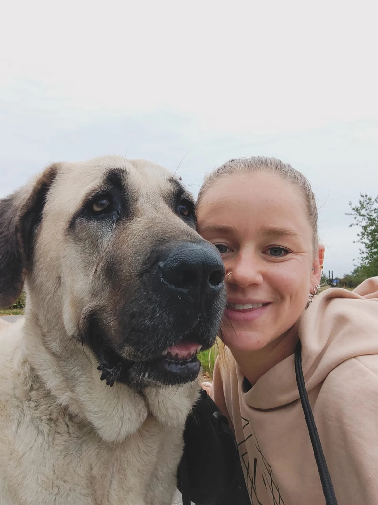 Trudy met hond Laika op de boerderij