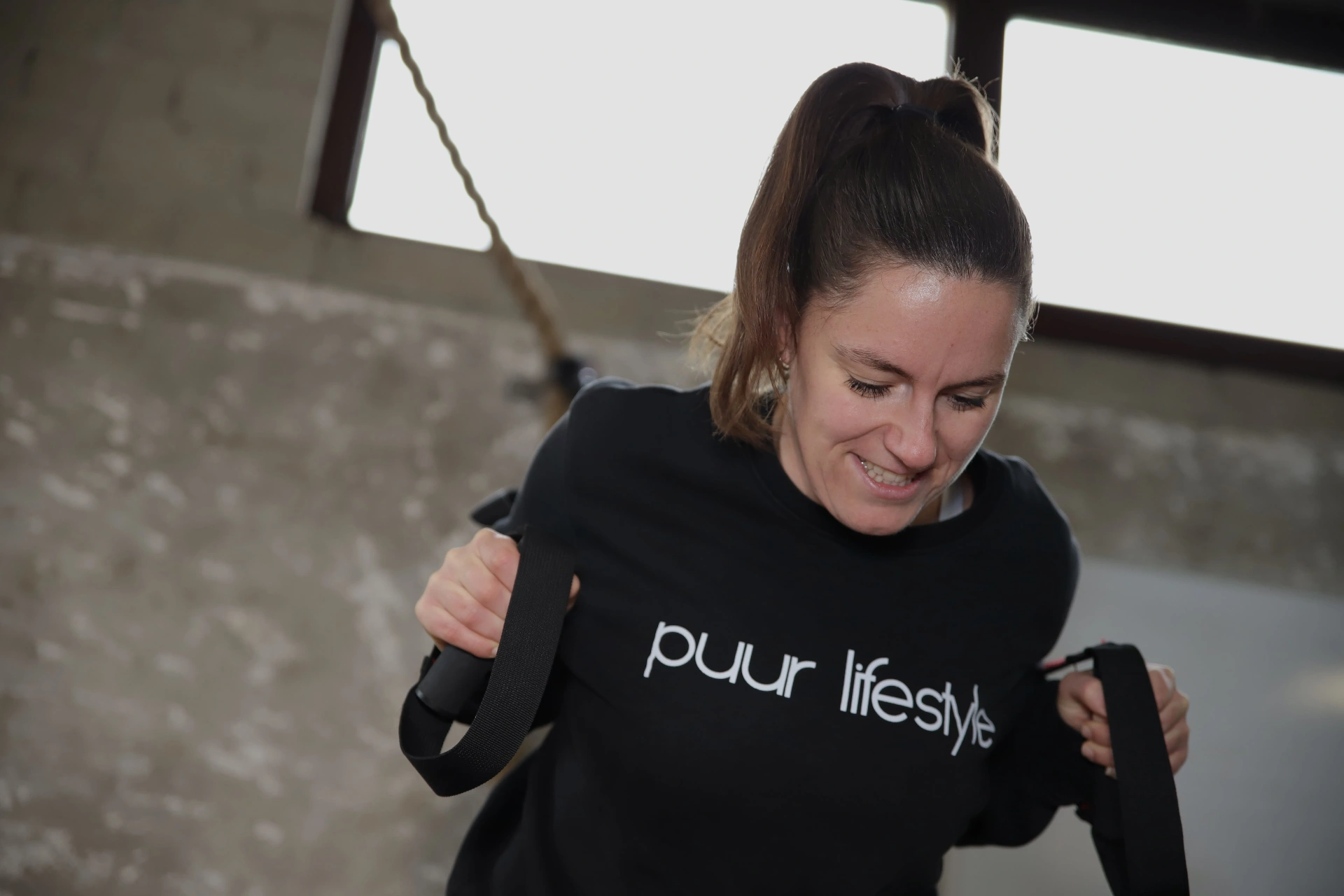 Deelnemer werkt met TRX-straps