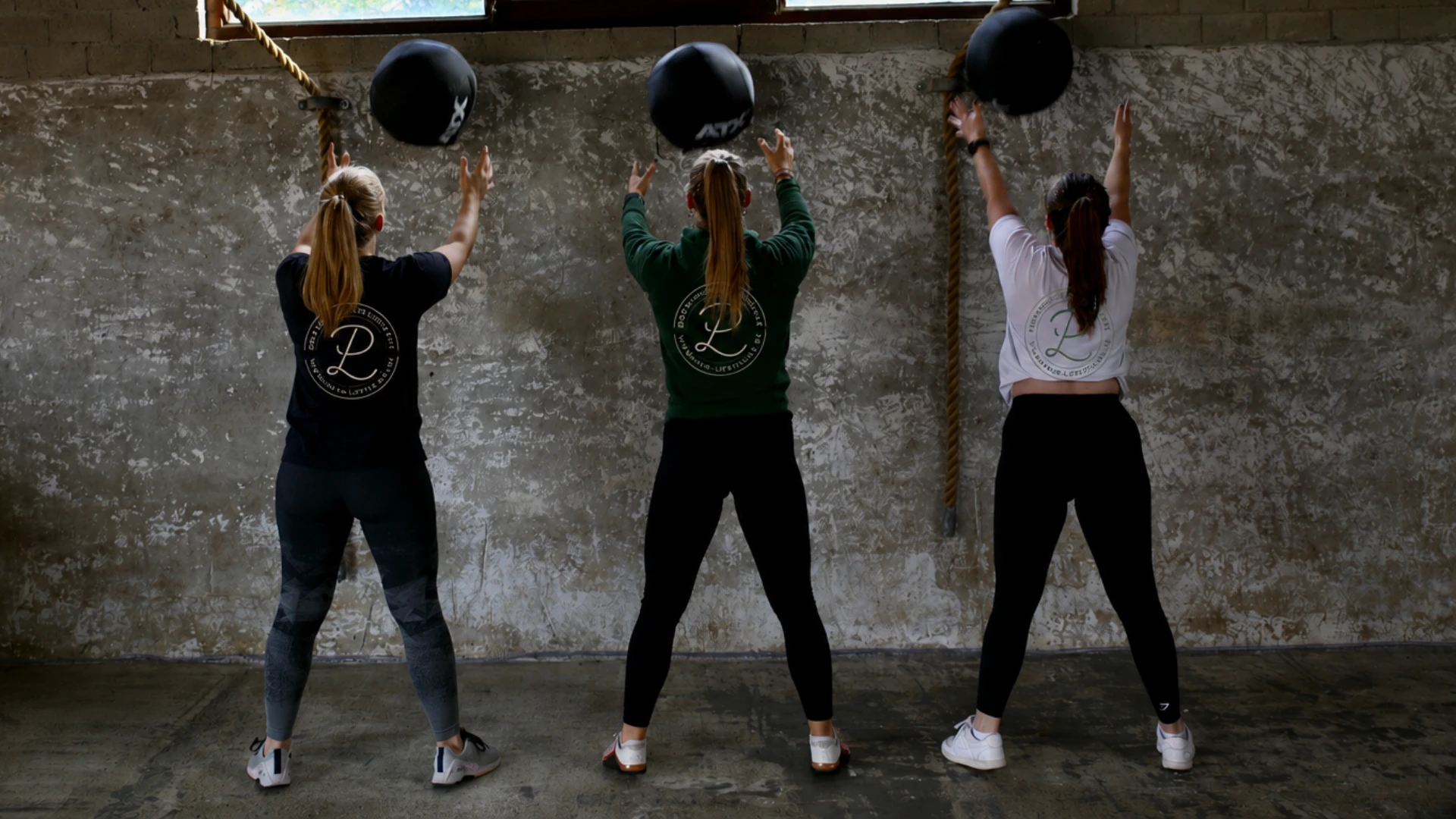 Vrouwen tijdens een krachttraining bij Puur Lifestyle